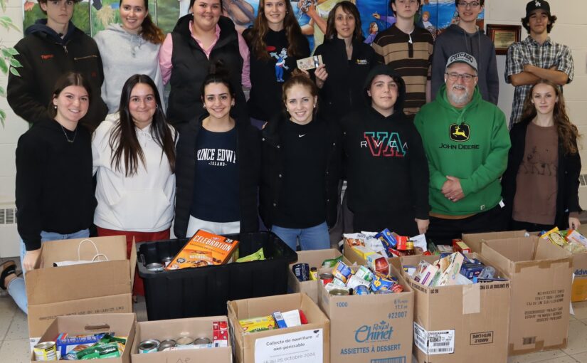 La classe de 11e année nommée  championne de la collecte de nourriture